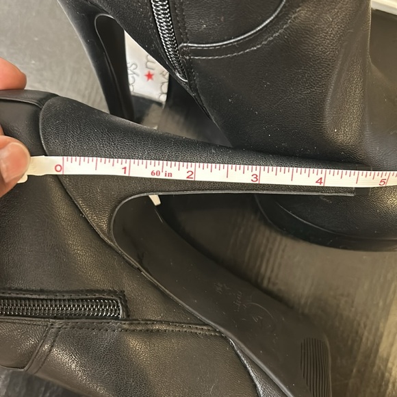 Beautiful Black Knee High Boots by GUESS - Picture 3 of 10